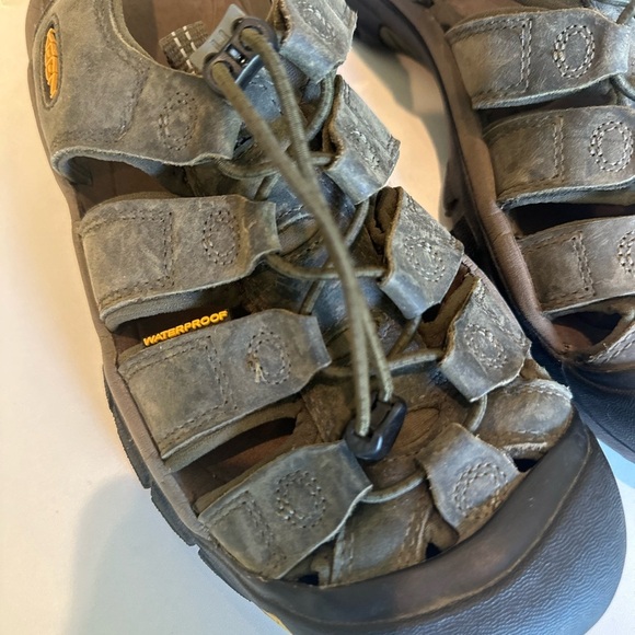 Keen Men’s Newport Leather Brown and Black Sport Sandals with Contoured Footbed - Picture 3 of 8